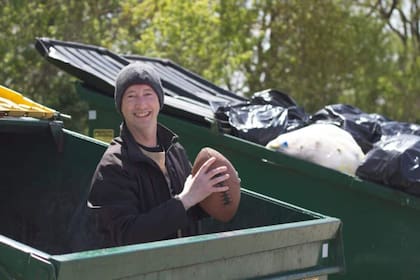 Bucear en contenedores de basura consiste en buscar entre artículos desechados con el objetivo de encontrar objetos útiles o valiosos (Adobe Stock)