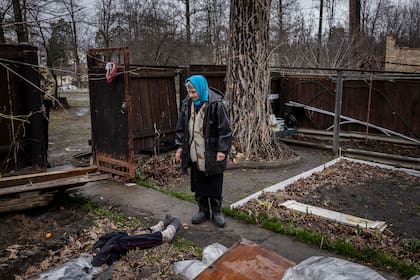 Antonina Pomazanko muestra el lugar donde había enterrado a su hija, Tetiana, después de que fuera asesinada en febrero por fuego ruso, en Bucha, Ucrania, el domingo 3 de abril de 2022.