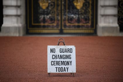 Un cartel en el Palacio de Buckingham anuncia que no habrá cambio de guardia
