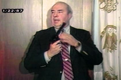 Budd Dwyer un tesorero del estado de Pensilvania se suicidó tras ser acusado de pagar sobornos.