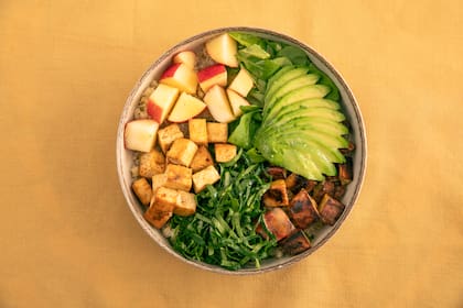 Budha Bowl de batata morada, manzana y tofu