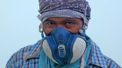 Budi, tiene 39 años y es de Bali, hace 21 que años trabaja en la recolección de azufre.