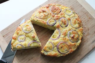 Budín de coliflor con salsa de tomate y olivas