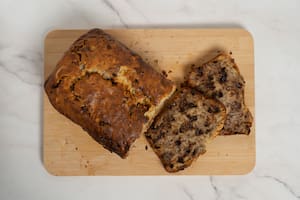 Budín de banana, nueces y chips de chocolate