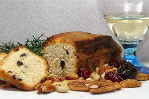 Budín de manteca con almendras y damascos turcos