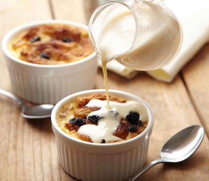 Budín de pan en porciones individuales.