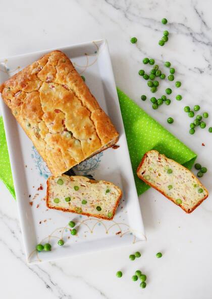 Budín salado de arvejas, ideal para usar legumbres