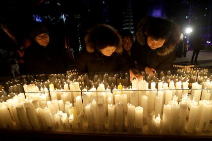 Budistas encienden velas durante las celebraciones de año nuevo en el templo budista Jogyesa en Seúl, Corea del Sur