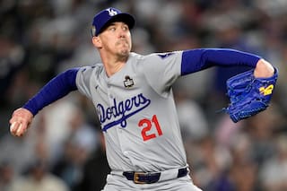 Buehler firma con Padres tras larga carrera con Dodgers, su rival del Oeste de la Nacional