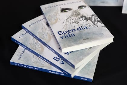 Buen día, vida, el libro de Alejandra Forlán, que tiene un prólogo escrito por su madre. (foto: Pablo Kreimbuhl, El País)