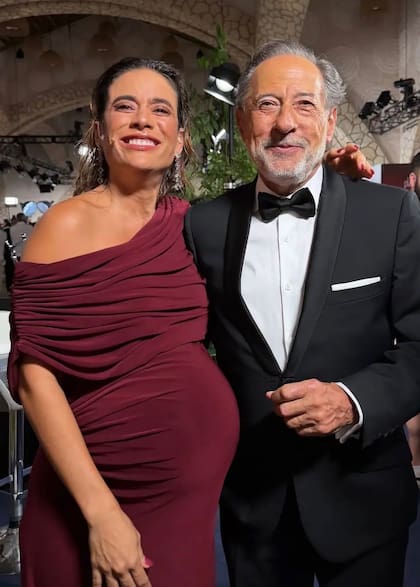 ¡Buena onda! Guillermo Francella posó junto a la actriz y productora colombiana Carolina Ramírez