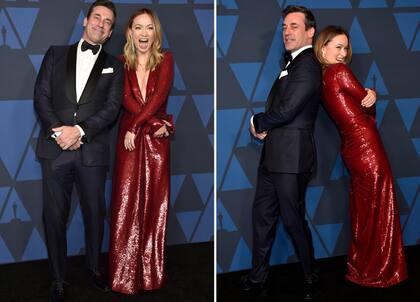 Buena onda. Jon Hamm y Olivia Wilde jugaron para las cámaras antes de entrar a la ceremonia
