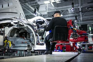 Un robot en una fábrica de autos de Elon Musk atacó a un trabajador