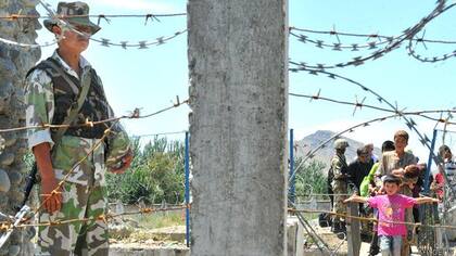 Buena parte de los 1.100 kilómetros de frontera que Uzbekistán comparte con Kirguistán están demarcados por barreras de alambre