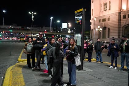 Buena parte de los usuarios que aguardaban en Constitución desconocían de la medida de la UTA