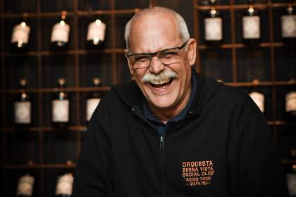 Barbarito Torres, una maestro del laúd cubano que se hizo famoso en el mundo entero por su forma de tocar en el Buena Vista Social Club y por la frase: "Se volvio loco Barbarito, hay que ingresarlo".