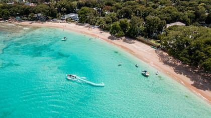 Buenas arenas y agua turquesa, en las playas de la isla