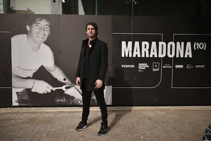 Buenos Aires, 12 de mayo de 2023. Francisco Moritán posa frente a sus emprendimientos gastronómicos en el paseo Vía Viva del barrio de Belgrano.
Foto: Pablo Aharonian