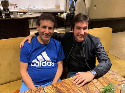 Buenos Aires, 2018. Dante Gebel se reencuentra con el pastor Héctor Giménez y recuerda el inicio de su camino: “¿Te animás a predicar?”, le dijo a los 17 años. “Desde entonces no me detuve”. También reivindica a quien vio en él “algo” cuando todavía era “un flaco insignificante”.