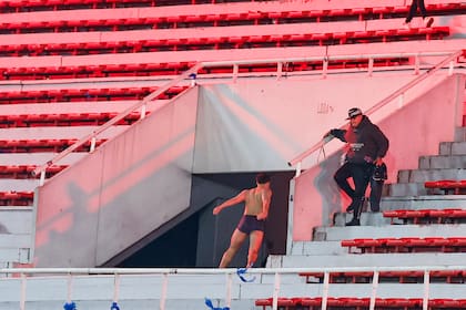 Buenos Aires 20ago2025. Independiente vs Universidad de Chile, por los 8vos de final de la Copa Sudamericana. Incidentes entre la barra de U de Chile y la barra de Independiente