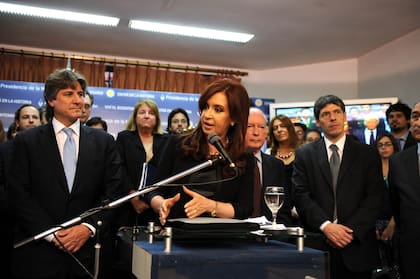 Buenos Aires, 22 de marzo de 2012. Después de 29 años archivado como "documento secreto", la presidenta Cristina Fernández de Kirchner desclasificó el Informe Rattenbach y lo presentó con un acto en la Quinta de Olivos. Participaron su vicepresidente, Amado Boudou, su jefe de Gabinete, Juan Manuel Abal Medina, y el ministro de Defensa, Arturo Puricelli. Foto: Alejandro Moritz/Télam/