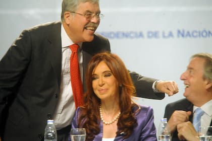 En mayo de 2010, la presidenta Cristina Kirchner, junto al ministro de Planificación Federal, Julio De Vido y al secretario General de Unasur, Néstor Kirchner, grandes responsables de la pérdida del autoabastecimiento energético