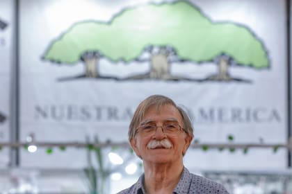 Juan Martín Guevara en el stand de Nuestra América en la Feria del Libro. Rodrigo Nespolo/La Nacion