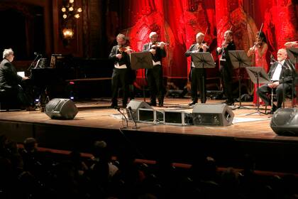 El grupo Camerata Bariloche en el Teatro Colón durante la gala a beneficio del Hospital Gutiérrez