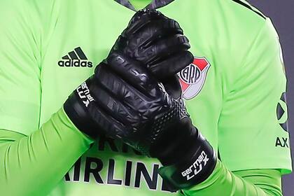 BUENOS AIRES, ARGENTINA - 19 DE MAYO: Detalle de Guantes de Enzo Pérez portero de River Plate antes de un partido entre River Plate e Independiente Santa Fe como parte del Grupo D de la Copa CONMEBOL Libertadores 2021 en el Estadio Monumental Antonio Vespucio Liberti el 19 de mayo de 2021 en Buenos Aires , Argentina. (Foto de Juan Ignacio Roncoroni - Pool / Getty Images)