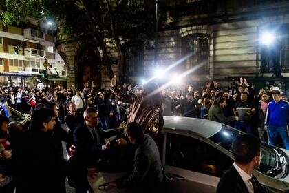 BUENOS AIRES, ARGENTINA - SEPTEMBER 01: Vice President Cristina Fernandez waves at supporters that waited for at her home in Recoleta Neighborhood after opening a Session at the National Congress on September 01, 2022 in Buenos Aires, Argentina. An armed man who allegedly attempted an attack against Fernandez was detained outside her home on Thursday night. Police is still investigating the incident. (Photo by Tomas Cuesta/Getty Images)