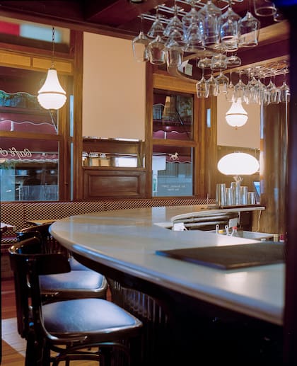 Buenos Aires construyó buena parte de su identidad urbana alrededor de los bares