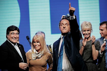 El matrimonio Zannini-Alsúa junto a Daniel Scioli y Karina Rabolini durante la campaña de 2015 
