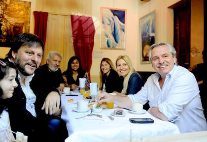 Buenos Aires: El primer candidato a diputado nacional del Frente de Todos (FdT) en la ciudad de Buenos Aires, Leandro Santoro, compartió un desayuno junto al presidente Alberto Fernández y Fabiola Yáñez en el barrio porteño de Boedo.