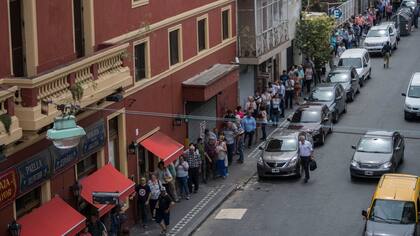Casi dos cuadras de cola desde las 5 de la mañana por un pan dulce