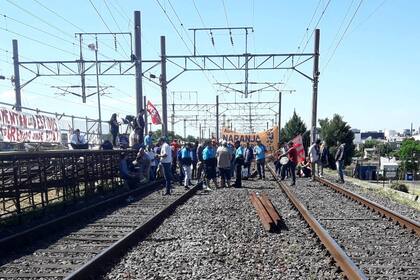 Buenos Aires: Línea Roca con servicios eléctricos limitados desde Temperley hacia las cabeceras Alejandro Korn, Ezeiza y Bosques y desde Quilmes hacia La Plata y Bosques por piquete en la estación Santillán y Kosteki, ex-Avellaneda