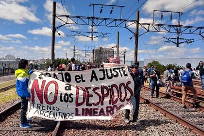 Los manifestantes piden la reincorporación de 250 personas