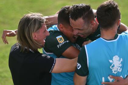 Marcelo Benitez festeja el primer gol de Defensa y Justicia ante Vélez con Beccacece, Bou y Gallardo, en un partido por la séptima fecha de la Copa de la Liga Profesional (LPF).