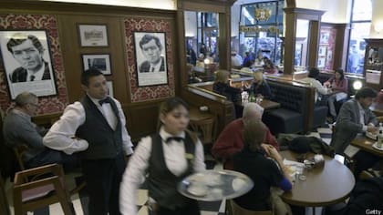 ¿Buenos Aires o París? Los "petit" café son uno de los atractivos de ambas ciudades.