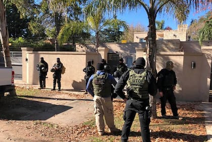 Operativo de la policía bonaerense para detener a Javier Pacheco, alias El Rengo, en la lujosa casaquinta de Parque Leloir en la que vivía
