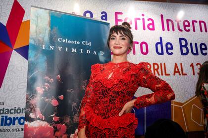Buenos Aires rojo shocking: Celeste Cid presentó "Intimidad" en la Feria