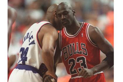 Buenos amigos: Michael Jordan, de los Chicago Bulls, y Charles Barkley, de los Phoenix Suns charlan antes del comienzo del Juego 1 en las Finales de la NBA en Phoenix en esta foto de archivo del 9 de junio de 1993.