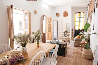 Buenos detalles: sombreros –porque Nat es fan–, libros, velas y flores (Mercedes Courrage). Su lema: “Crear espacios que nos hagan ver la vida de otra forma”.