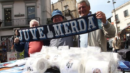 Bufandas con la leyenda Juve Merda y papeles higi?nicos con la cara de Higua?n en las afueras del San Paolo