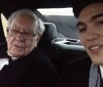 Buffett junto a Hood mientras viajaban a la Gala de Inductees del Paseo de la Fama de Canadá