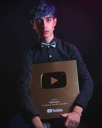 Bug Chugus en una foto de enero de 2023 cuando recién alcanzaba su primer millón de seguidores en Youtube. Hoy tiene 29 millones