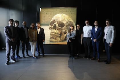 Buhar presentó la Calavera #3 en Arthaus, con representantes de los museos donde será exhibida