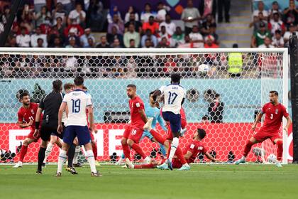 Bukayo Saka, de Inglaterra, marcando el segundo gol ante Irán