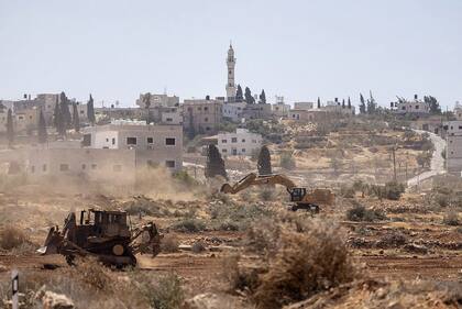 Bulldozers operados por colonos y soldados israelíes arrancan olivos cerca de la aldea de Al-Mughayyir, en la Cisjordania ocupada, el 23 de agosto de 2025. (Avishay Mohar/Activestills)