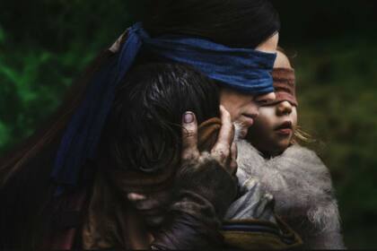 Bullock junto a los pequeños Julian Edwards y Vivien Lyra Blair en Bird Box