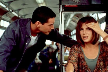 Bullock y Keanu Reeves en una escena de Máxima velocidad (1994)
